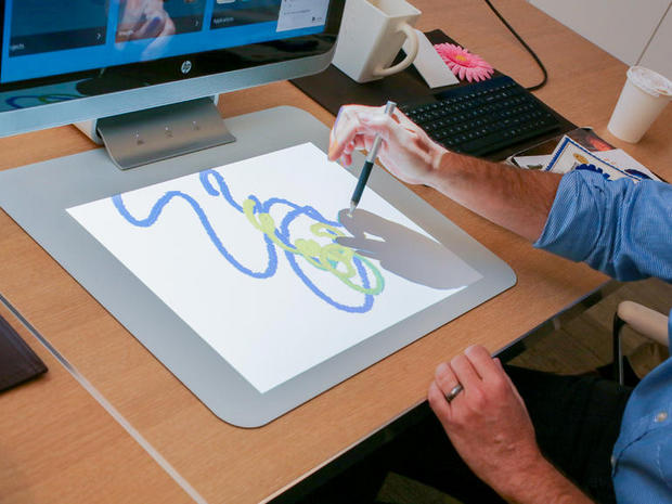 　投影型ディスプレイで、スタイラスとHPの「Create」アプリを使って描画している。