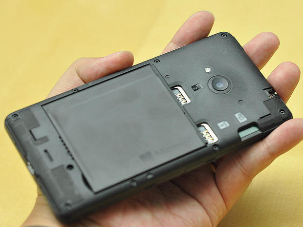 　Lumia 535は、デュアルSIMスロットと、最大128Gバイトの追加ストレージを可能にするmicroSDカードスロットを備える。