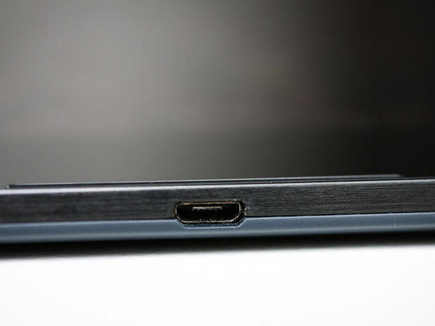 1つのポートはすべてを統べる
　下側面に配置されているmicro-USBカメラは、充電用としても、メディア転送用としても使用される。拡張ストレージを追加できないため、Nexus 9ではコンテンツの保存にクラウドを使うことになるだろう。
