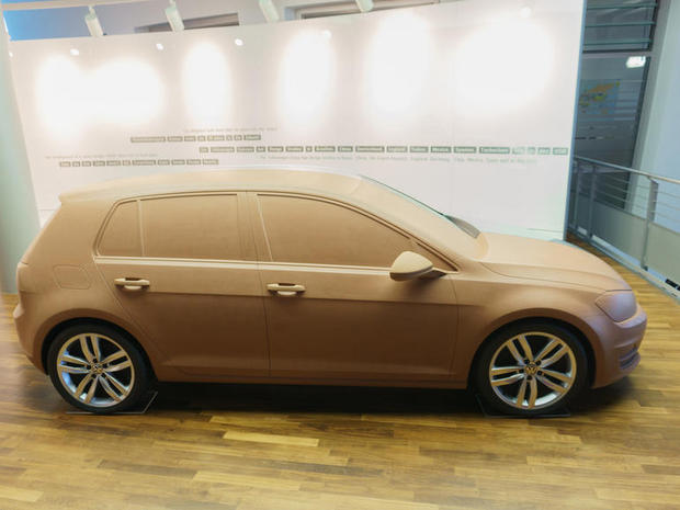 　これは最新の「Volkswagen Golf」の実物大粘土模型だ。どのように形が整えられたのかが分かる。反対側に回れば、実際の外観も確認できる。