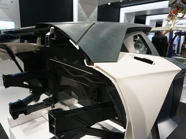 　これは「Lamborghini Aventador」の後部だ。カーボンファイバーの車体構造とコンポジットシャーシが見えるように切断されている。