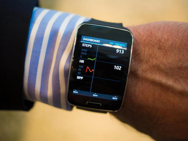 　ヘルス関係のセンサを多用するSimbandは、「Jawbone Up」や「Fitbit」のように歩数を記録する。データはデバイスの小型画面に表示される。