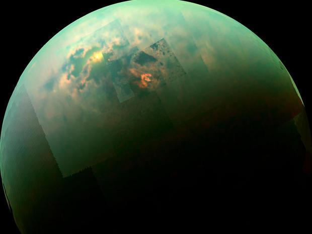 太陽光を浴びる土星の衛星タイタン

　土星の衛星タイタンは、宇宙における謎の物体だ。この画像では、太陽光がタイタンの極海に反射している。また、このモザイク写真には明るいメタン雲も写っている。雨を降らせ、下の海を再び満たしているのかもしれない。タイタンの海は主に液体メタンとエタンで構成されている。
