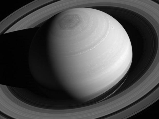 土星が見せる環

　土星はその見事な環のために、太陽系において特に際立った存在だ。この近赤外線写真は、「Cassini」探査機が2014年春、土星から200万マイル（約321万9000km）離れた位置で撮影したもの。環は主に氷、塵、岩の粒子で構成されている。

