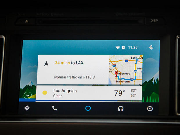 　Android Autoは「Android 5.0 Lollipop」の派生版で、「Google Now」のコンテキストベースのインフォカードを多用している。ホーム画面は天気、通勤時間、交通状況などのスクロール可能なデータを表示する。