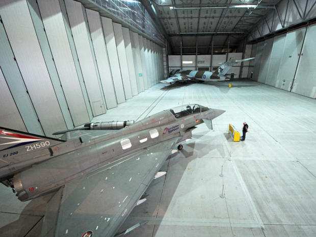 修復

　「Eurofighter Typhoon」と「Handly Page Victor」が修復作業を待っている。