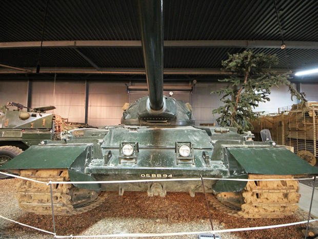 短期間活躍した戦車

　これは英国の「Conqueror」重戦車だ。説明文によると、「あまりにも大きくて、あまりにも重く、あまりにも整備が困難だったため、わずか7年で退役した」という。

　大きすぎる戦車。素晴らしい。