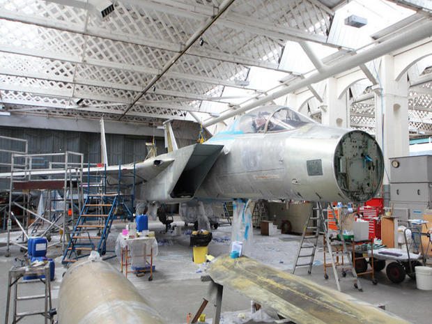 修復

　次は「Conservation in Action」（保全作業中）という適切な名前が付けられた格納庫だ。写真では、「F-15」に特別な処置が施されている。