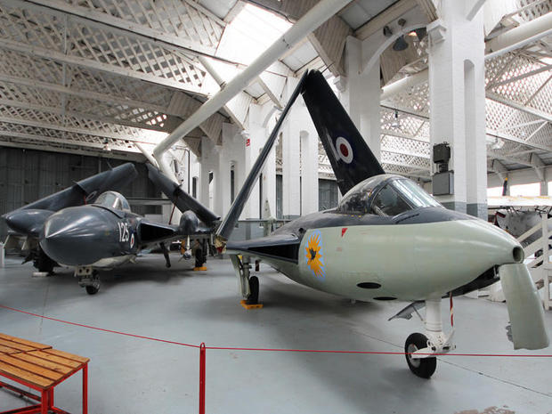 HawkとVixen

　右が「Hawker Sea Hawk」で、左は「de Havilland Sea Vixen」だ。Sea Vixenは、クールな双胴型設計が採用されているほか、操縦席が機体の中心軸からややずれた位置にある。これは、操縦士の右側（そして機体の内側）に座るレーダー手のスペースを確保するためだ。
