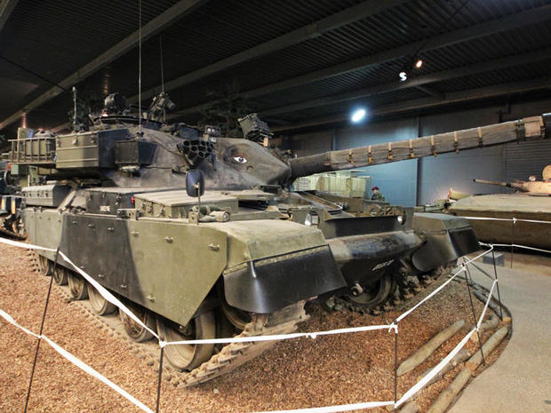 主力戦車

　英国の主力戦車「Chieftain Mark 6/4c」。

　次のページで紹介する戦車に取って代わられた。