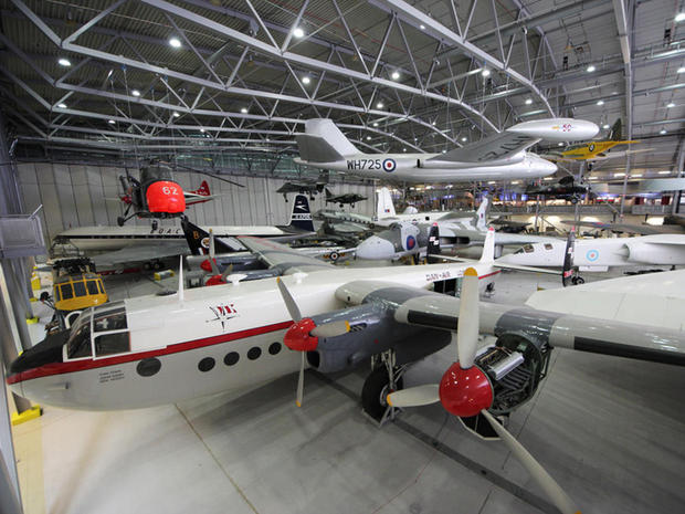 YorkとCanberra

　「English Electric Canberra」の下に「Avro York C1」が展示されている。