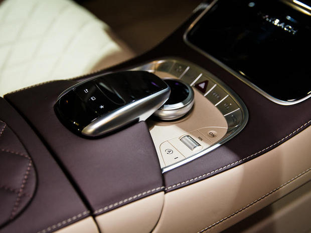 　フロントシートの間にあるコントローラ。オーナーは、アプリを使うことでバックシートからインテリアのすべてを事実上コントロールできる。