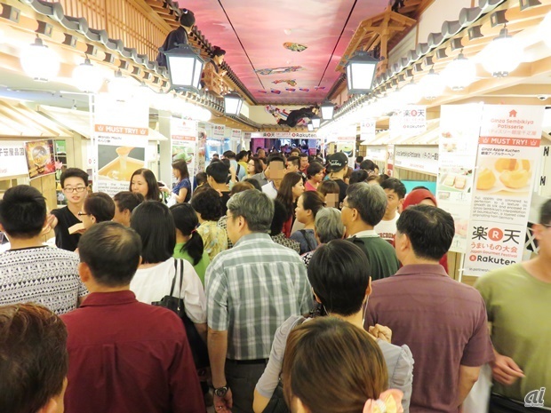 　楽天は11月25日から12月4日までの10日間、シンガポールのショッピングモール「ジュロン ポイント」にて、日本の「楽天市場」で人気のグルメやスイーツを集めた物産展「楽天市場 うまいもの大会 in シンガポール（Rakuten Japan Gourmet Festival）」を開催中だ。ここでは会場の様子を写真でお伝えする。