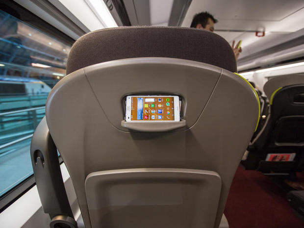 　ビジネスクラスの乗客は、前の座席の後部に組み込まれた便利なスマートフォンスタンドを利用できる。何時間もスマートフォンを持ち続けて、腕が痛くなることはもうない。