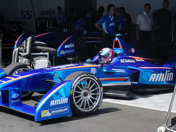 　目を引くエレクトリックブルーのAmlinのレースカー。ドライバーは、Formula Eに参加する女性ドライバー2名のうちの1人であるKatherine Legge選手。