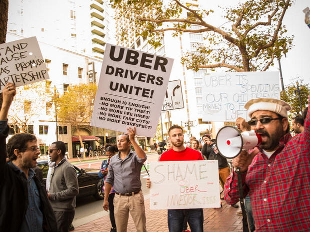 9. 競争が激化する配車サービス業界

　競争があるところには、卑劣な策略がある。Lyftが8月に主張したところによると、競合の配車サービスUberの従業員が9カ月間にわたって配車の予約とキャンセルを数え切れないほど繰り返したという。この動きは運転手を引き抜く策略の一環だとLyftは主張した。Uberはこうした主張を「明らかな嘘」と評した。

　問題は、配車アプリの「Gett」もUberに対して同様の主張を展開しており、Uberが「サービス拒否」型の攻撃を用いて運転手を引き抜いた、と述べていることだ。このケースでUberは、その戦術が「あまりにも攻撃的すぎたようだ」と述べた。

　Uberの幹部が11月、気に入らない記事を書いたジャーナリストの信用を失墜させる計画に100万ドルを投じるかもしれない、と述べたことも、同社のイメージを傷つけた。Uberの最高経営責任者（CEO）であるTravis Kalanick氏は、幹部のEmil Michael氏の発言について、「リーダーシップと人間性を欠いており、当社の価値観や理想とかけ離れたものだ」と述べた。しかし、Michael氏は今もUberに在籍している。Kalanick氏が「間違いを犯す者はそこから学ぶことができる」と感じているからだ。

　この件の教訓は、ジャーナリストとの夕食会でジャーナリストの信用を失墜させる計画の話をしてはいけない、ということだ。
