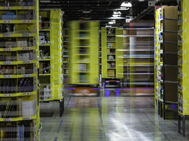 　Kivaロボットは迅速かつ静かに倉庫内を動き回って、注文の処理を効果的に支援する。