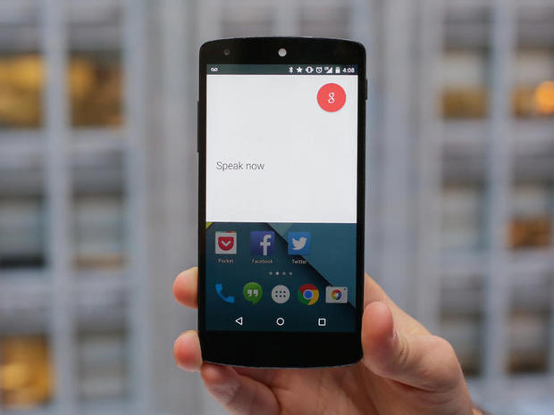 　Android 5.0でも、ディスプレイがオフの状態だと「OK Google」音声コマンドを利用できないが（「Nexus 6」「Moto X」「Nexus 9」では可能）、Android 5.0のほとんどのアプリ内でOK Googleを利用できるようになった。

　これを有効にするには、「設定」で「言語と入力」「音声入力」の順にクリックする。次に、歯車のアイコンをタップして、「『OK Google』の検出」をクリックし、「任意の画面から」を有効にする。「OK Google」と3回言って、同機能に自分の声を学習させる必要があるが、それが完了すれば、ほとんどのアプリ内で、そして任意の画面から利用できるようになる。
