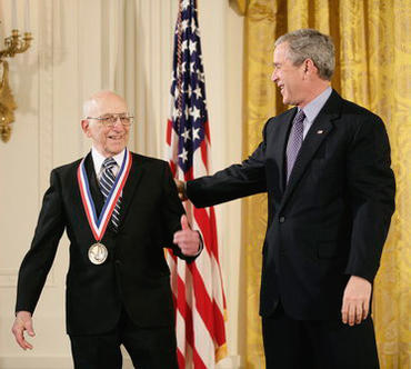 米国家技術賞をGeorge W. Bush大統領から与えられるRalph Baer氏