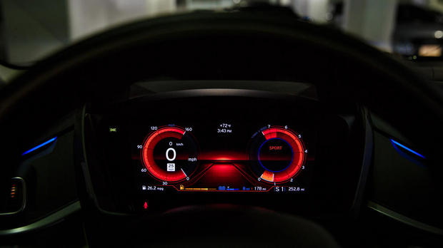 　「Sport」モードでは赤くなり、速度計とタコメーターが表示される。