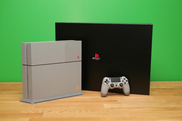 　特別版PlayStation 4。

関連記事：ソニー「PlayStation 4」20周年記念モデルを写真でチェック--初代カラーで数量限定
