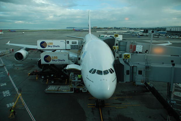 　サンフランシスコ国際空港発--Emiratesはサンフランシスコとドバイを結ぶ便を2008年から運航してきたが、米国時間12月1日、同路線で使用する旅客機を「Boeing 777」から「Airbus A380」に変更した。A380は、現在運航している最大の旅客機だ。座席数が100以上多いA380を同路線に採用したことは、それを埋めることができるというEmiratesの自信の表れだ。ドバイはそれ自体が旅行客やビジネスマンの目的地として発展していることに加えて、アフリカ、インド、南アジアへの主要な乗り継ぎ地点でもある。

　Emiratesはサンフランシスコ国際空港にA380を定期就航させる3社目の航空会社だ。Lufthansaはフランクフルト行きの便を1年中運航しており、Air Franceは夏の旅行シーズンにA380をパリに就航させている。

　ドバイ発の15時間のフライトを終えた直後に、国際線ターミナルのA9ゲートで停止しているA380。この機体は、Emiratesが保有する51機のA380のうちの1機だ。1機の価格は3億ドルを超える。