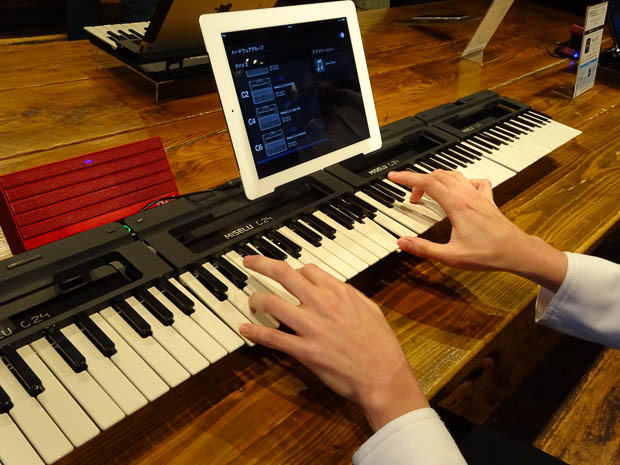 　並べて通常の広いキーボードとして利用したり、担当を分散して複数人で演奏したりすることも可能だ。