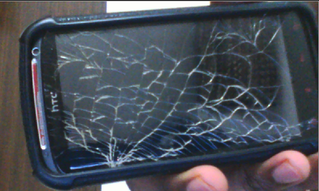 　Chegondi Duttaさんの「HTC Sensation XE」も、事故直後はそれほど深刻な症状ではなかったが、時間の経過とともにひび割れが進行したデバイスだ。

　このデバイスは、バイク事故の際に損傷した。
