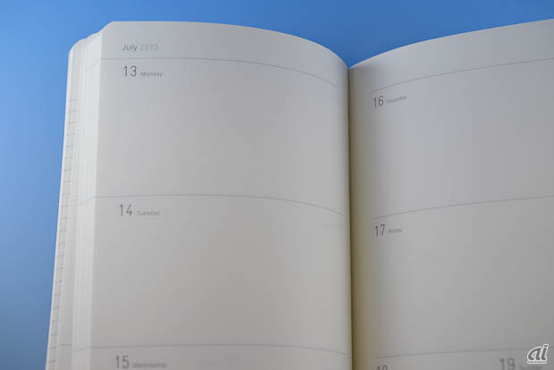 　予定表を書く部分はゆったりとスペースがあります。日記も付けられるかも。見開きで7日分、土日は一コマを半分に分けてあります。なお、休日はなにも記されていません。