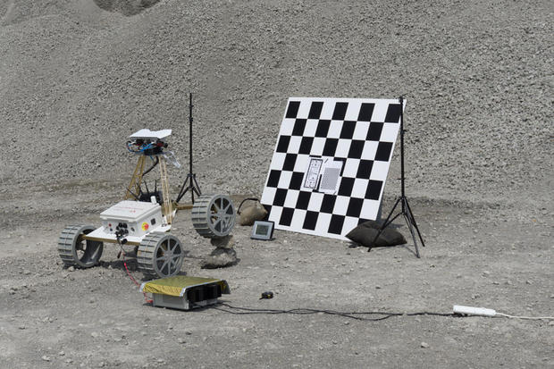 　この月面探査車は、何もチェス用コンピュータ「Deep Blue」に挑むためにチェスの盤面を学習しているのではない。このハイコントラストのボードは、月面探査車に搭載されているHDステレオカメラをテストするためのものだ。