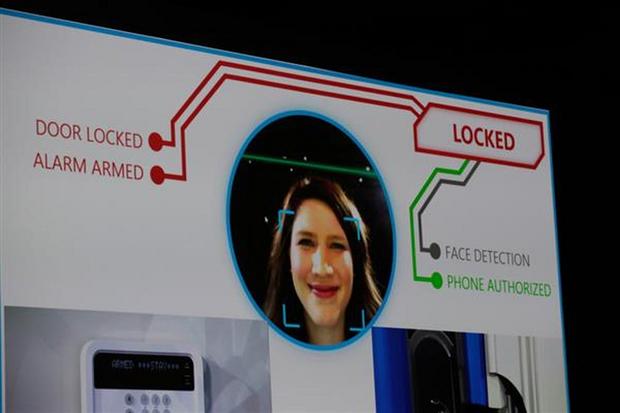 家での顔認識

　CESに登場した他の企業と同様にIntelは、モノのインターネット（IoT）に関するデモを披露した。家において顔認識技術が使えるようになることで、顔認識によるドアの解錠が可能となる。