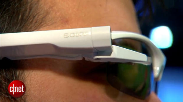 ソニーの「Smartglass Attach」

　Smartglass Attachはまだコンセプト段階だが、CESで披露された。既存のメガネを、何というか、「Google Glass」風のスマートメガネに変える。

　米CNETが作成したソニーのSmartglass Attachの動画をこちらで見てほしい。
