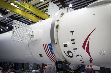 SpaceXのFalcon 9に4つあるグリッドフィンのうち2つ。グリッドフィンは、着陸失敗の原因と考えられている。