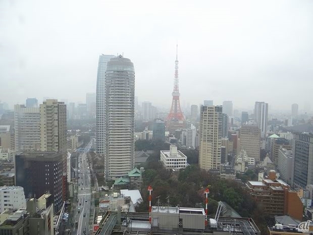 　この日はあいにくの雨模様でしたが、それでも東京タワーをこんなに近くで眺めることができました。次はぜひ晴れた日にお邪魔したいところです。