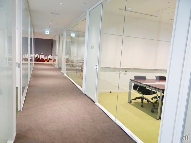 　ミーティングエリアは、ガラス張りで見通しの良い会議室がいくつも並んでいます。