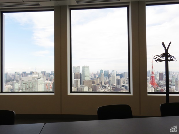 　ちょうどいい位置に東京スカイツリーと東京タワーが見えます。

　来客には奥の席に座ってもらうのが一般的ですが、この景色を楽しめるように、手前の席を勧めることもあるそうです。