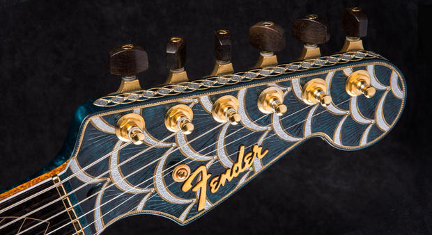 　Pine Cone Stratocasterには、18金メッキ加工のFenderロゴなど、あらゆる部分に精細な装飾が施されている。ヘッドの表部分にはダイヤモンドがちりばめられている。このユニークなギターは、オークションにかけられることになっており、落札価格は100万ドル程度と予想されている。