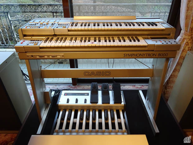 　ユニットを組み合わせられるコンポーネントタイプの電子楽器「シンフォニートロン 8000」（1983年）。
