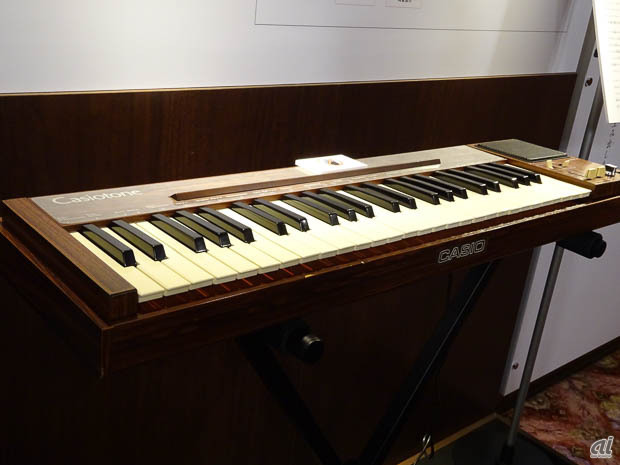 　独自の「子音・母音システム」を搭載した、さまざまな自然楽器の音色で演奏が楽しめる電子キーボード「カシオトーン 201」（1980年）。