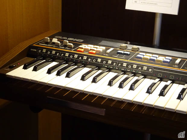 　ＬＥＤで弾く鍵盤を教えてくれる電子キーボード「カシオトーン701」（1981年）。