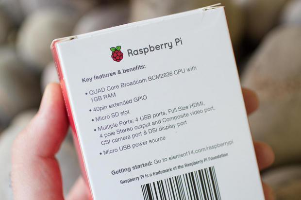 　箱の裏側。Raspberry Pi 2 Model Bの機能が箇条書きされている。パッケージ自体も見事なまでにコンパクトであることが分かるだろう。