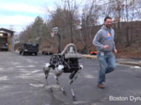 蹴られても倒れない犬型ロボット--Boston Dynamics「Spot」を写真で見る