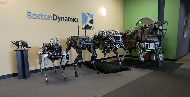 　Google傘下のBoston Dynamics（BD）が同社の最新ロボット製品を披露した。素早い動作が可能なそのロボットは、人にとって第一の友とも言うべき犬にちなんだ名前が付けられている。

　「Spot」（写真左端）は四脚ロボットで、よく知られているBD製「BigDog」の小型高速バージョンのようだ（この写真にはBigDogも他のBD製四脚ロボットとともに写っている）。

　Spotは、重さ160ポンド（およそ72.5kg。BigDogは240ポンドでおよそ108.9kg）で、より大きなロボットと同様にセンサヘッドを使って起伏のある地上をうまく移動する。

　BDは、Spotについて、油圧モータを使った電動式であること以外明らかにしていない。しかし、BigDogと同様のセンサ技術を使用しているようだ。BigDogは、関節位置、関節力、地上荷重、ジャイロスコープ、LIDAR、立体視システムの測定にセンサを使っている。