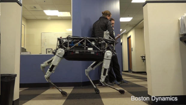 　Boston Dynamics社内を移動するSpot。同社によると、Spotは、屋外だけでなく、屋内での使用にも適しているという。