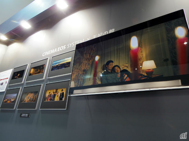 　キヤノンブースでは4K関連を展示したプロフェッショナル向けコーナーも設置。写真は「EOS C500」で撮影した映画「王妃の館」のワンシーン。動画とともに切り出された静止画を展示し、静止画の高精細さもアピールしていた。