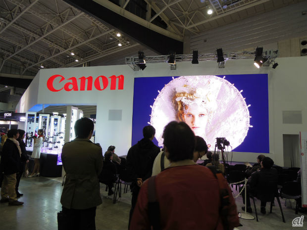 　2月15日まで、神奈川県横浜市のパシフィコ横浜で開催されているカメラと写真映像の情報発信イベント「CP＋」。会場の見どころを写真で紹介する。

　写真はキヤノン／キヤノンマーケティングジャパンブース。2月6日にデジタル一眼レフカメラからミラーレス、コンパクト、ビデオカメラまで多数の新製品を発表したこともあり、会場内は新製品のタッチ＆トライコーナーを中心に来場者であふれかえっていた。