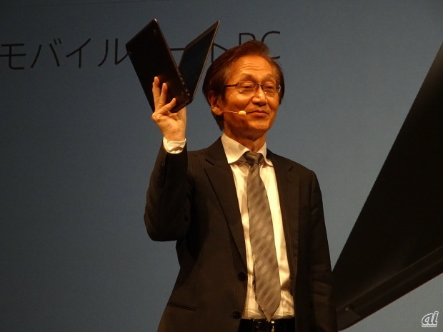「ASUS ZenBook UX305FA」を手にしたASUS会長のジョニー・シー氏
