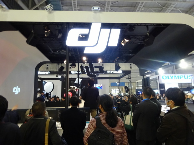 　DJI JAPANのブースでは、「ドローン」のデモが人気を集めている。