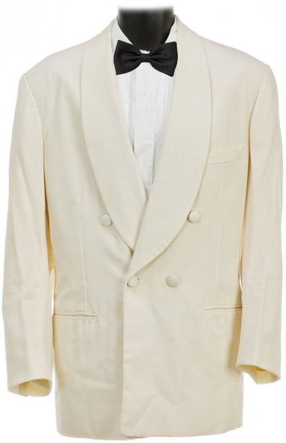 ピカード艦長のタキシード

　一見したところ、この白色のフォーマルなジャケットとシャツ、蝶ネクタイはSFドラマに出てくる衣装には見えない。この衣装は、1996年の映画「スタートレック ファーストコンタクト」で、ピカード艦長がホロデッキにいるときに着用していたものだ。そのとき、ホロデッキプログラムは、1940年代のパーティーをシミュレートしていた。このジャケットセットも小道具と衣装のオークションに出品されている。
