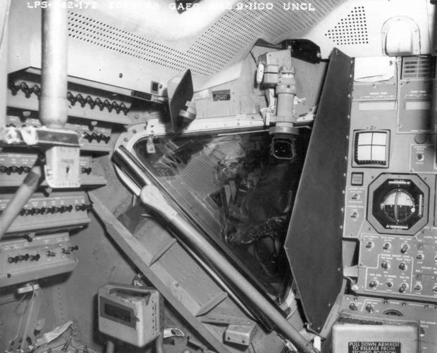 月着陸船内に設置された鏡

　このNASAの写真には、Apollo 11号ミッションの訓練で使われた月着陸船シミュレータが写っている。左上の隅に鏡が設置されているが、Neil Armstrong氏のクローゼットで発見された鏡もEagle内部の同じ位置に設置されていたはずだ。